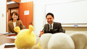 大ノベゾウとプレミが大久保さんと神田さんにインタビューしている写真